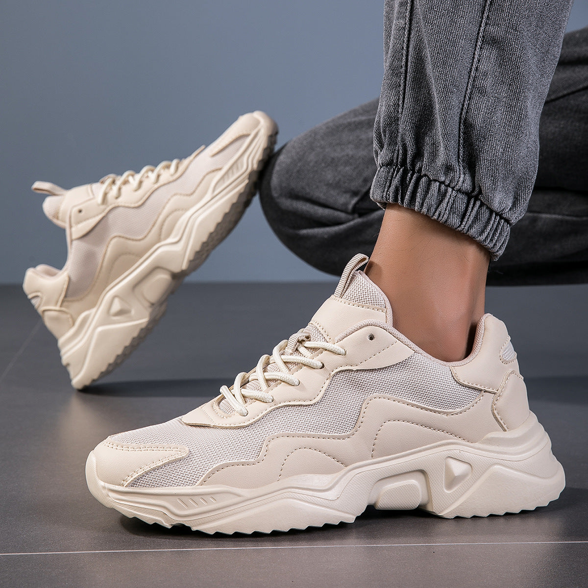 Ελαφρύ, casual sneaker με χοντρή σόλα και απορρόφηση κραδασμών