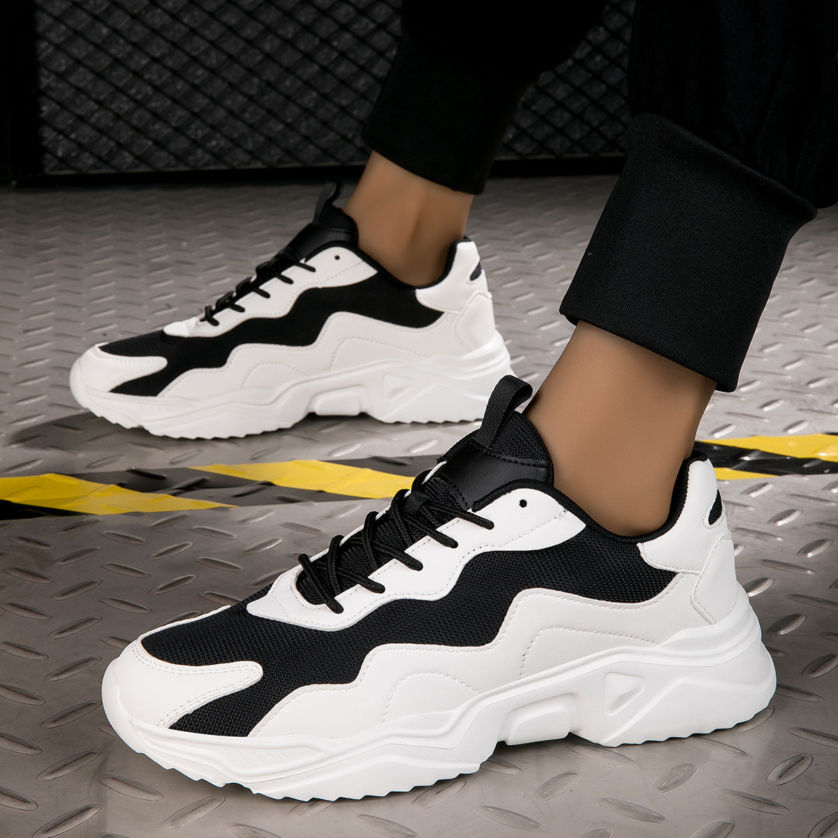 Ελαφρύ, casual sneaker με χοντρή σόλα και απορρόφηση κραδασμών